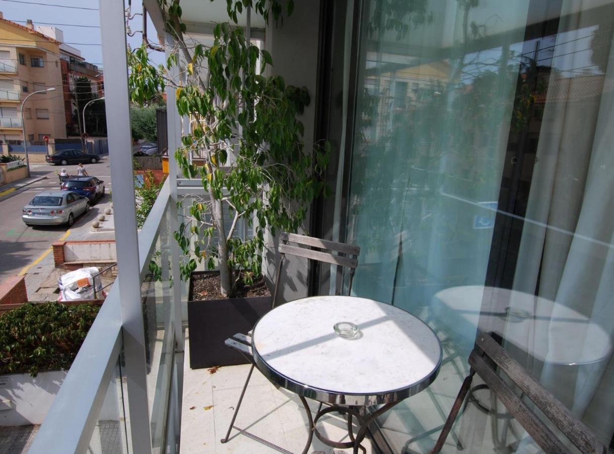 Apartamento Blue Fridge Apartmen - Blue Fridge Apartmen - Ideal For Couples, Near Beach And Well Connected Vilassar De Mar Exterior foto