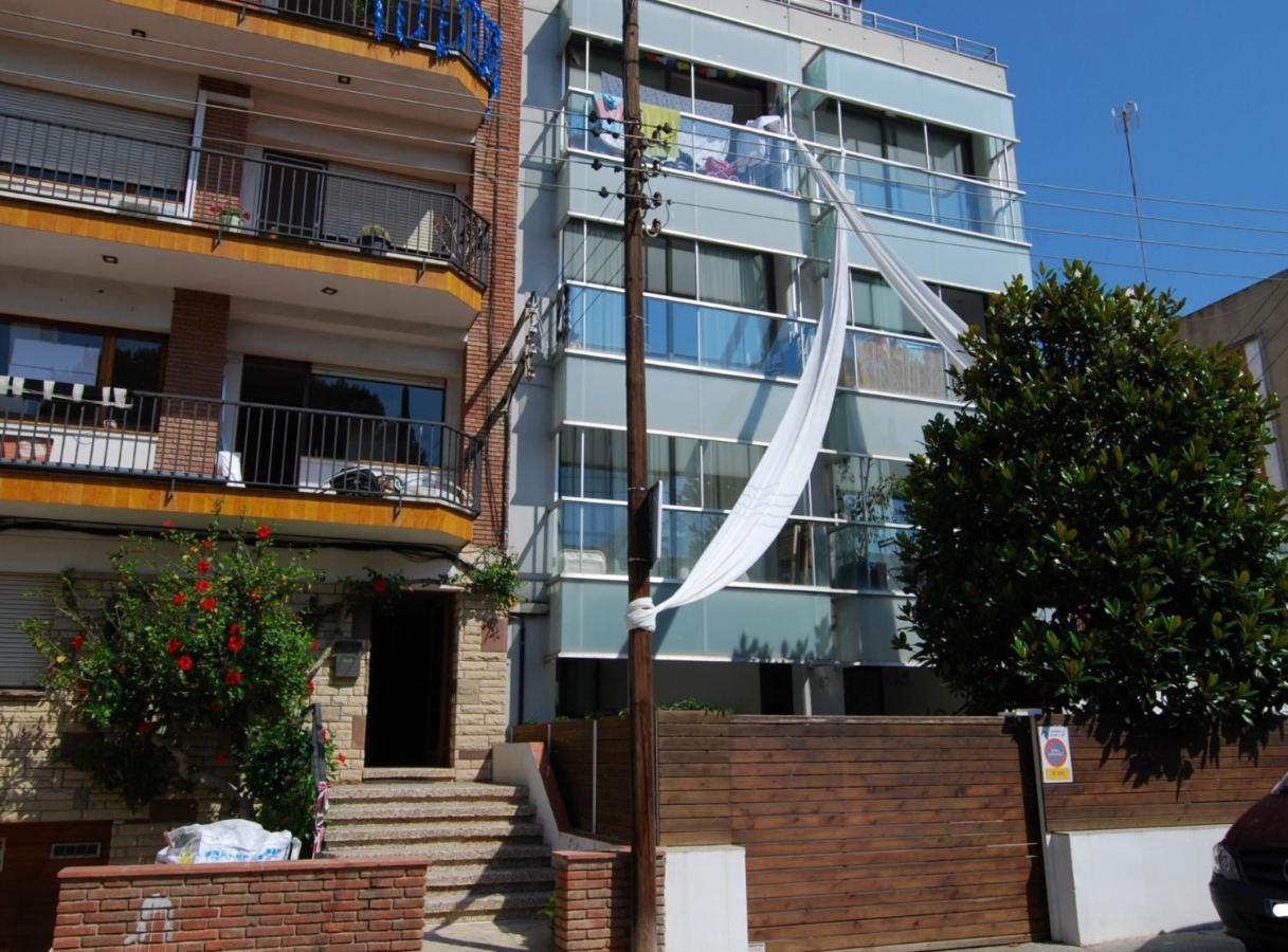 Apartamento Blue Fridge Apartmen - Blue Fridge Apartmen - Ideal For Couples, Near Beach And Well Connected Vilassar De Mar Exterior foto