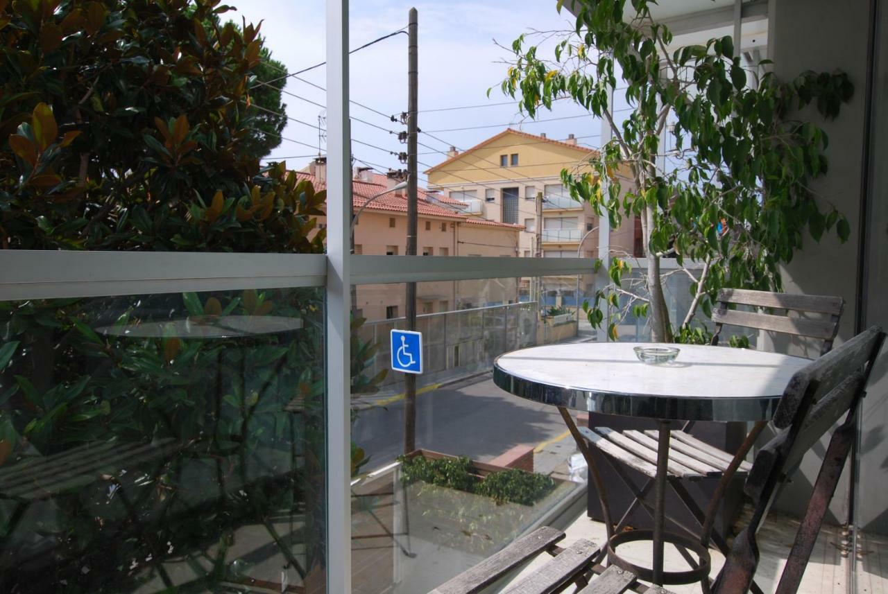Apartamento Blue Fridge Apartmen - Blue Fridge Apartmen - Ideal For Couples, Near Beach And Well Connected Vilassar De Mar Exterior foto