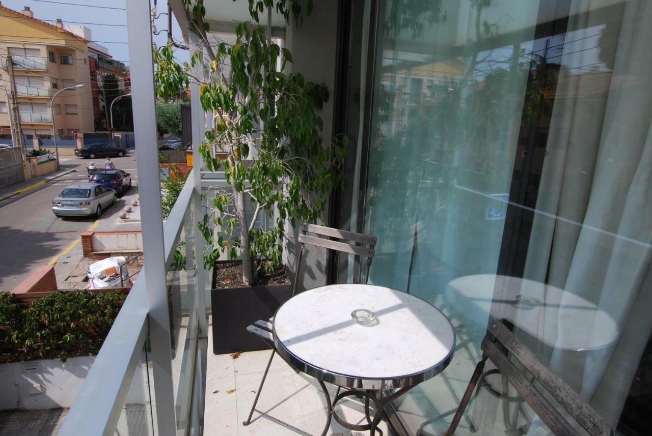 Apartamento Blue Fridge Apartmen - Blue Fridge Apartmen - Ideal For Couples, Near Beach And Well Connected Vilassar De Mar Exterior foto